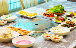 황금소나무 상차림